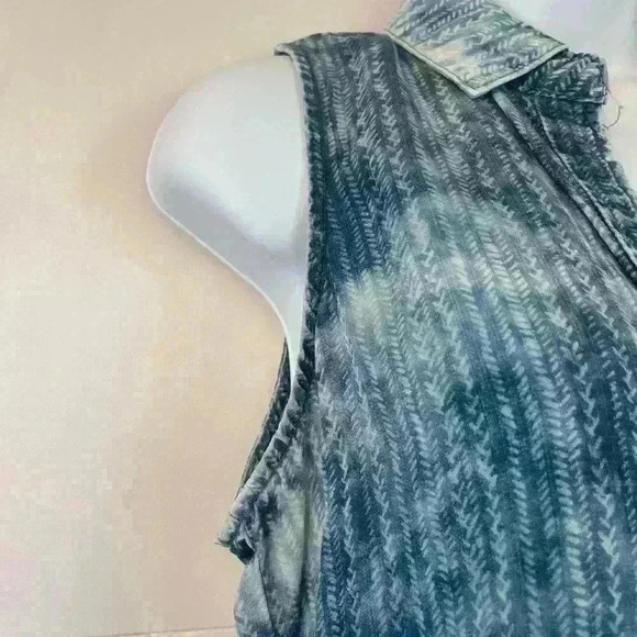 Cloth & Stone Sleeveless Chambray
Button Down Size Small Like New - Picture 5 of 13
